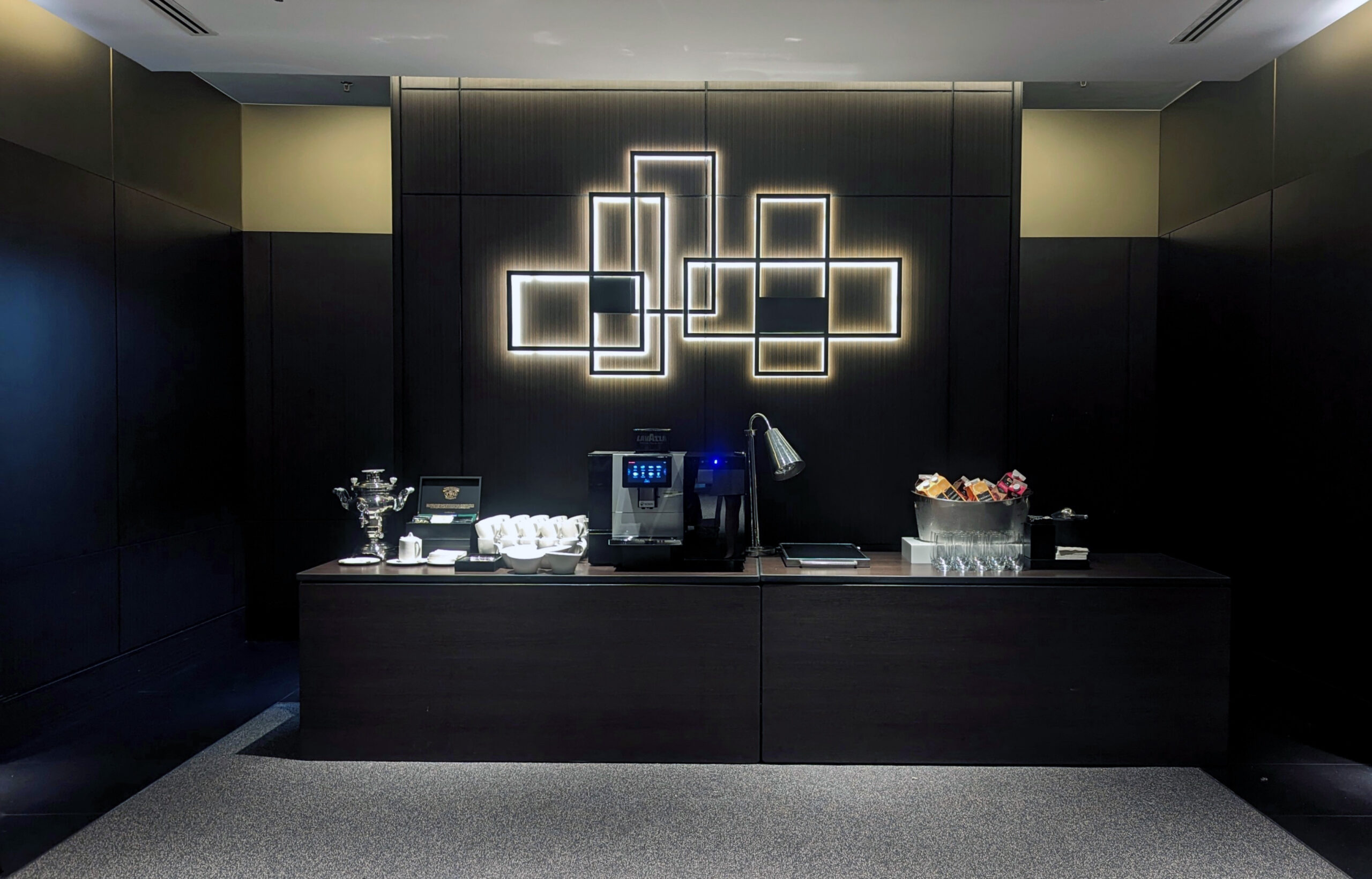 Custom-designed light sculptures inspired by the oriental screen motif adorn the public areas in the hotel